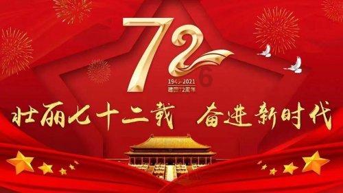 度假的时尚女孩