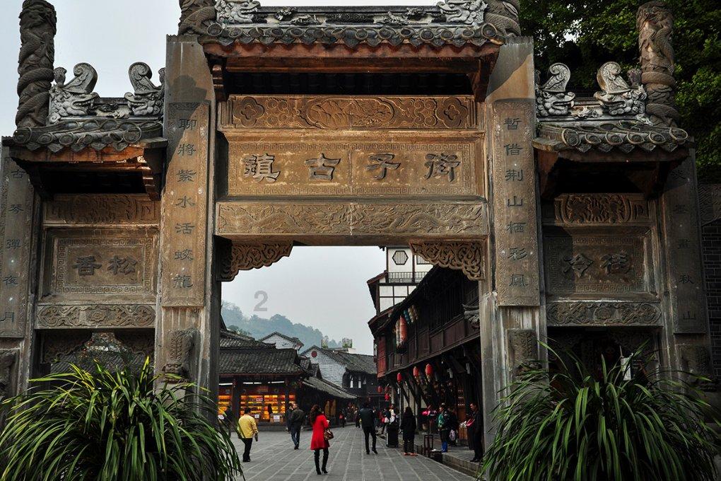 近水楼台先得月,向阳花木易为春